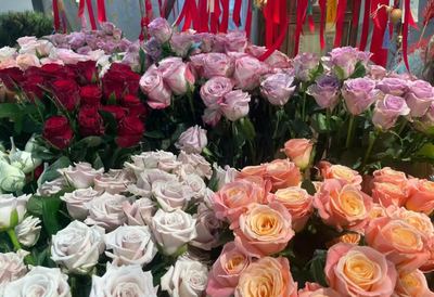 七夕禮品新風尚 實用型禮物走俏，花卉市場綻放浪漫經濟